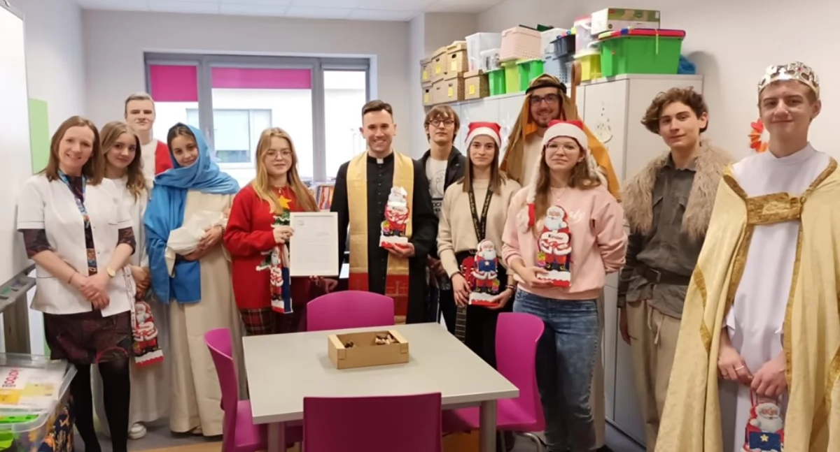 Młodzież z 4don4LORD znów u pacjentów. Kolędy i prezenty
