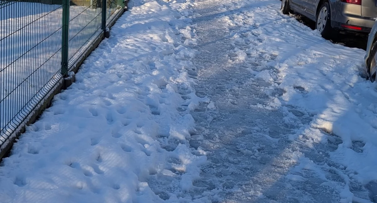 Śnieg w Bydgoszczy: co odśnieża właściciel? Straż Miejska radzi