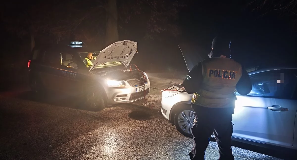Mróz, akumulator i 5-latka. Policjanci z Aleksandrowa pomogli