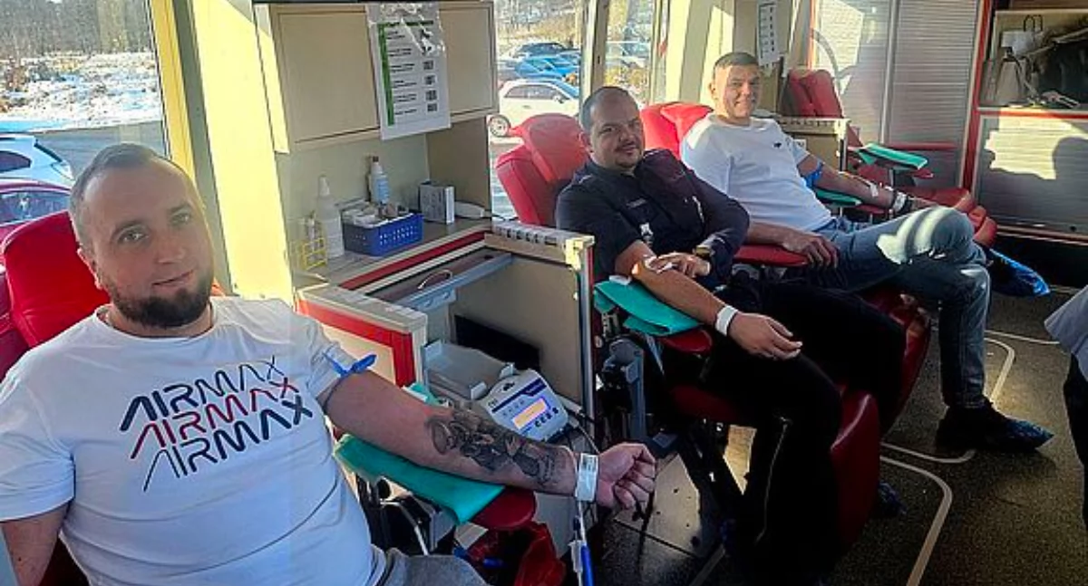 Lipno: policjanci oddali krew w krwiobusie na pl. Dekerta
