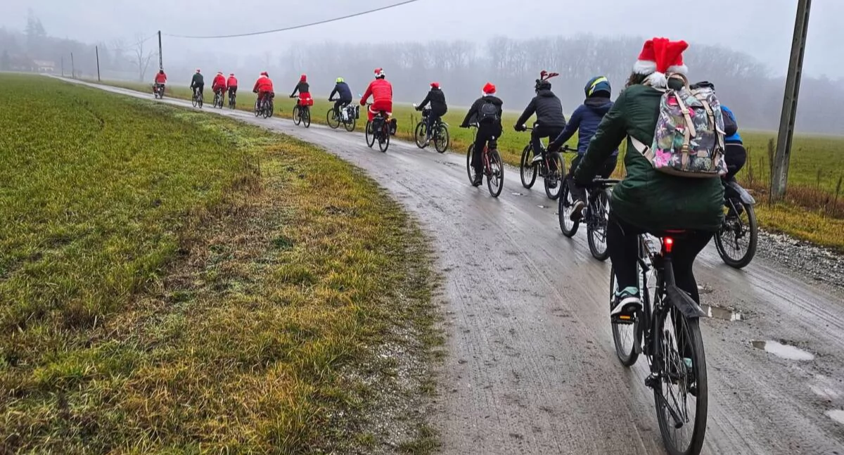 Mikołaje na rowerach. Orszak Bydgoskiej Masy do Łochowa