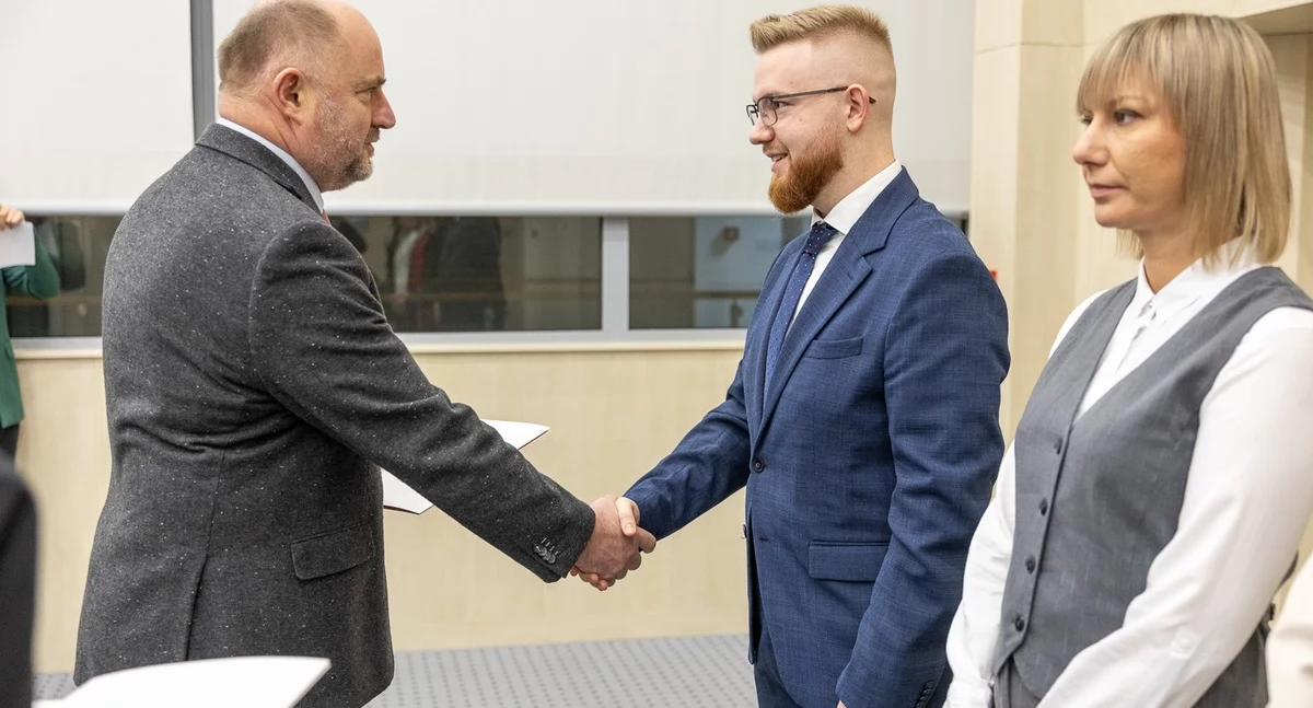 13 nowych urzędników po ślubowaniu w Urzędzie Marszałkowskim