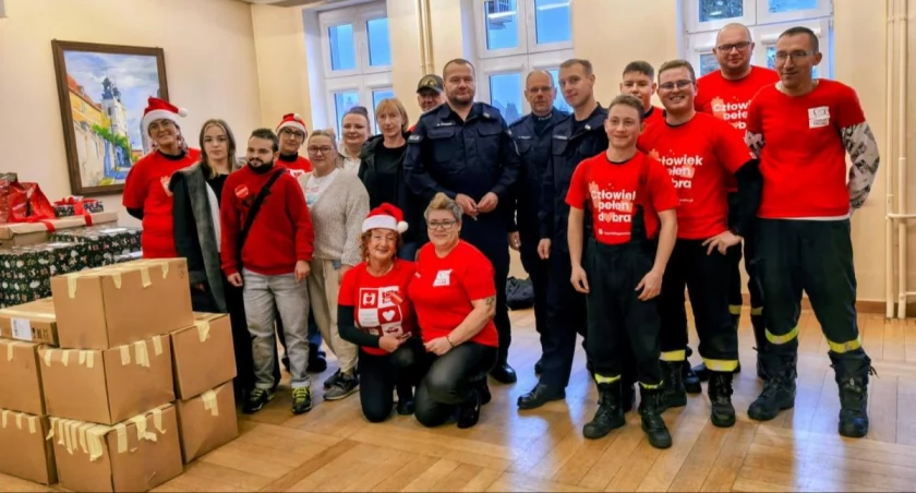 Kcynia: policjanci i OSP dowieźli paczki do 10 rodzin