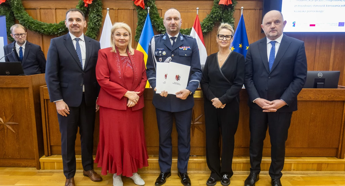 Fundusze Europejskie dla Kujaw i Pomorza dla policji. 5 aut i 2 łodzie
