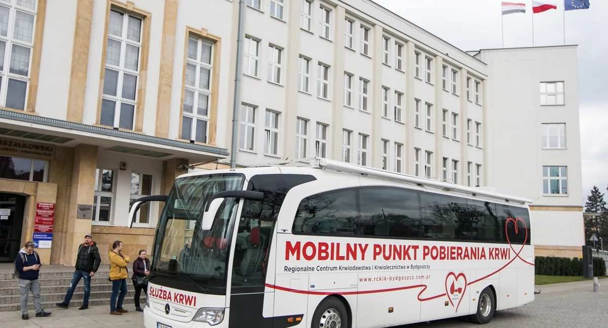 Oddawanie krwi w Toruniu. Jutro ambulans RCKiK, plac Teatralny
