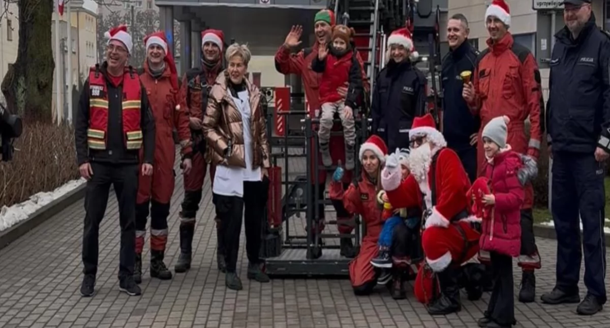 Mikołajki 2025 w bydgoskich szpitalach. Strażacy, policja i Caritas