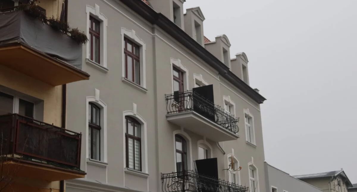 Remont kamienicy przy Lipowej 10. Szare elewacje zamiast różu