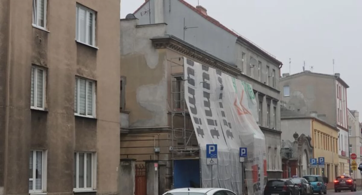 Ulica Sobieskiego w Bydgoszczy. Kamienica wraca do formy