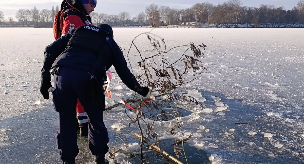 Jezioro Gopło: policjanci i WOPR zabezpieczają przeręble