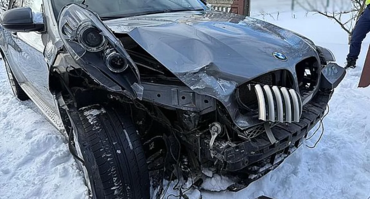 Kolizja w Woli: BMW uderzyło w auto, ogrodzenie i odjechało