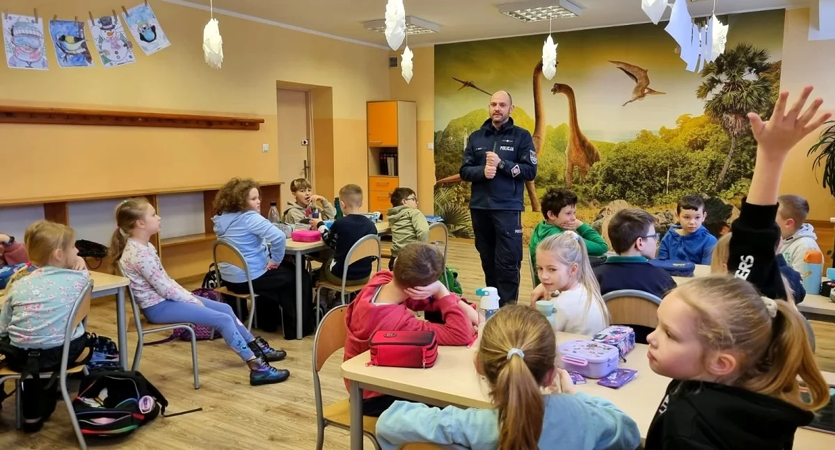 Bezpieczeństwo w zimie: policjant w SP 2 w Tucholi