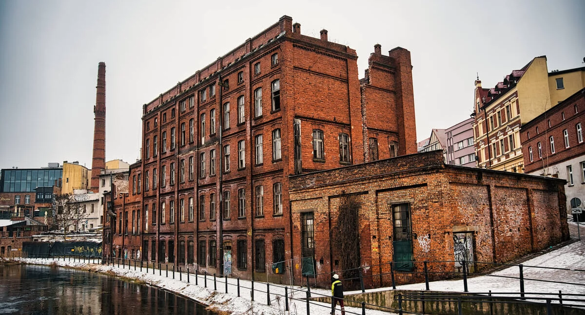 Lofty Farbiarnia przy Św. Trójcy. 60 apartamentów i kawiarnie
