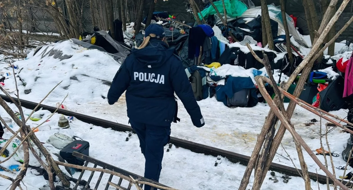 Włocławscy policjanci sprawdzają pustostany i torowiska. Dwie interwencje przy mrozie 