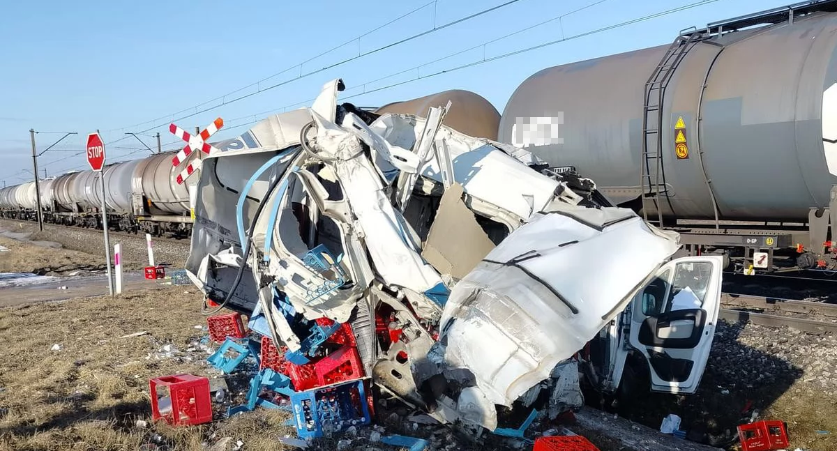 Wypadek na przejeździe kolejowym w Anusinie. Fiat pod skład cystern
