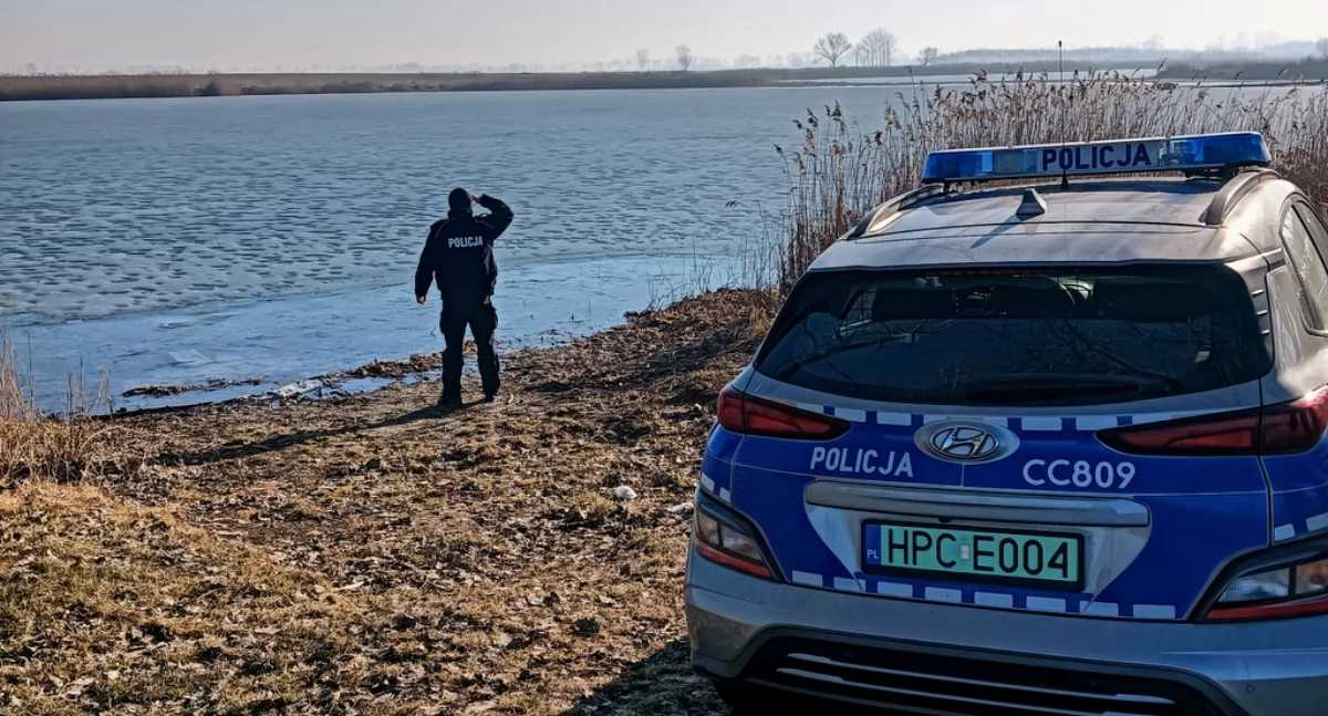 Kontrole akwenów w Kruszwicy. Policja ostrzega przed lodem