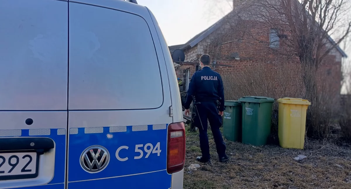 Pożar w Zaskoczu: policjanci z Wąbrzeźna ratują 77-latka