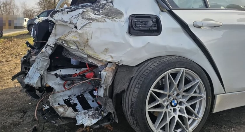 Kolankowo: pociąg uderzył w BMW. 22-latek z Lipna bez prawa jazdy