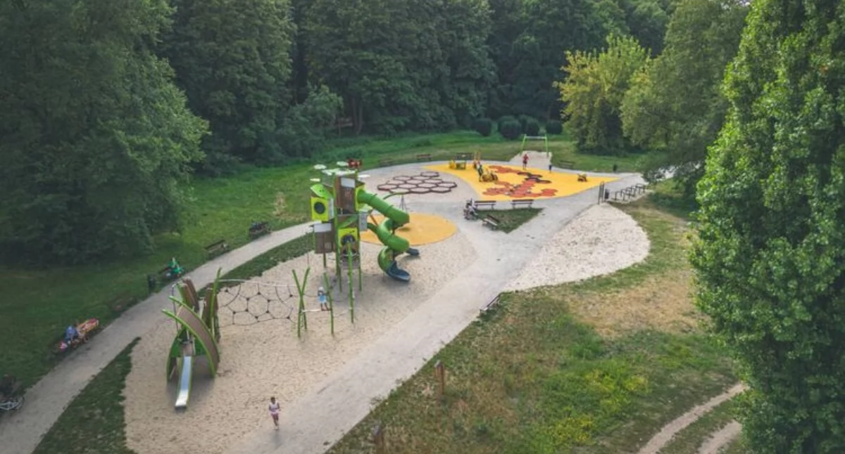 Place zabaw Bydgoszcz: wiosenne przeglądy i wymiana piasku