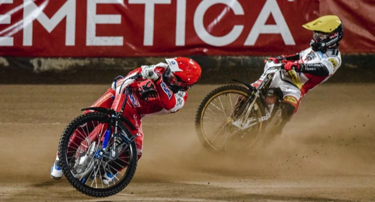 Żużel Bydgoszcz: Polonia rozbiła Wilki 54:36 po ulewie