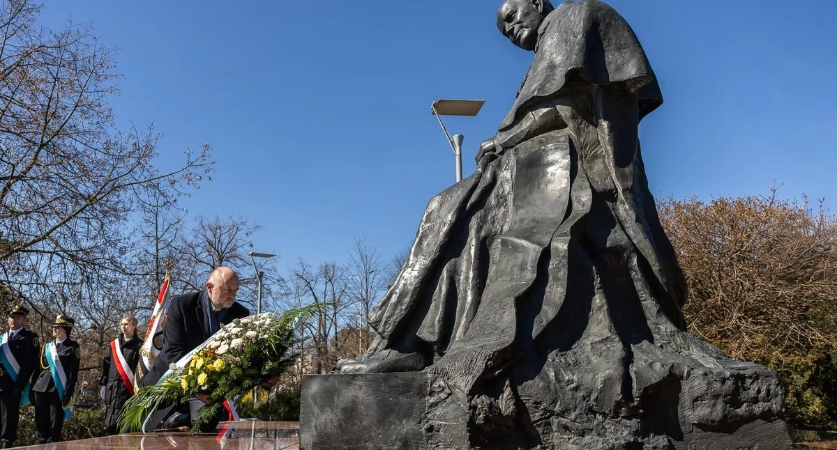 Uroczystości Jana Pawła II w Toruniu. Marszałek o dialogu