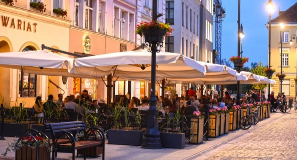 Ogródki letnie Bydgoszcz: parasole na Rynku w połowie kwietnia