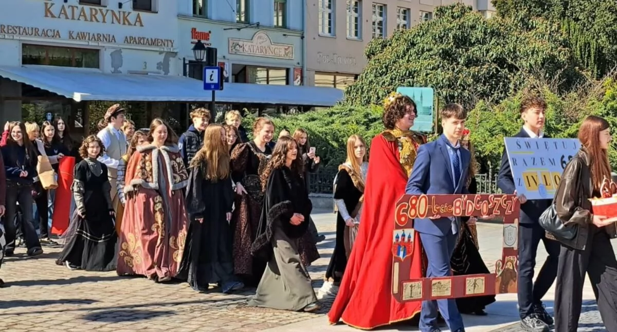 Urodziny Bydgoszczy. Orszak IV LO na Starym Rynku