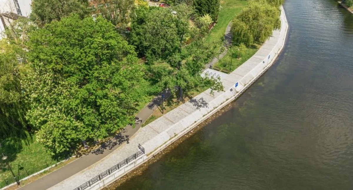Bulwary nad Brdą: naturalne umocnienia między Żabią a mostami