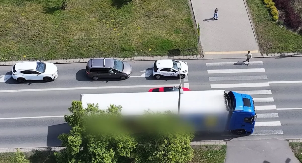 156 wykroczeń wobec pieszych w powiecie. Dron policji w akcji