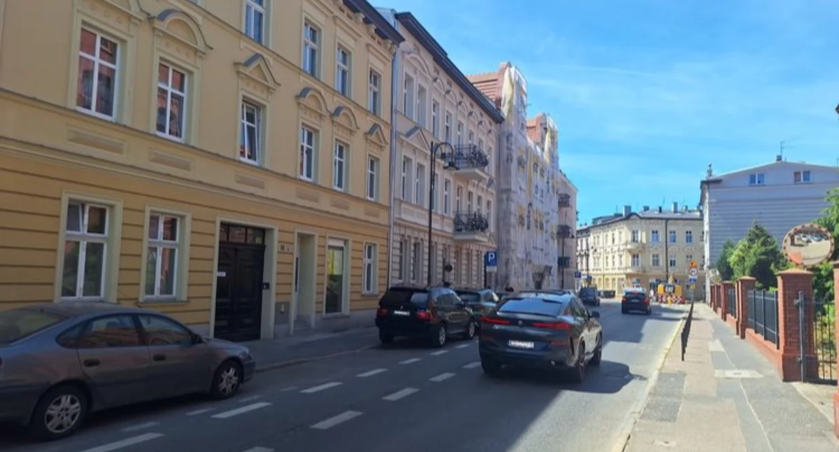 Remont kamienicy na Świętojańskiej. Południowa pierzeja rośnie