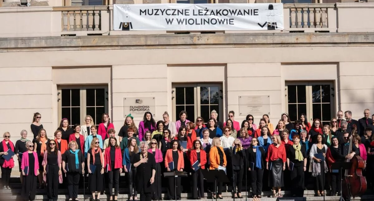 Chór Nauczycieli wystąpił przed Filharmonią. Tłumy na placu