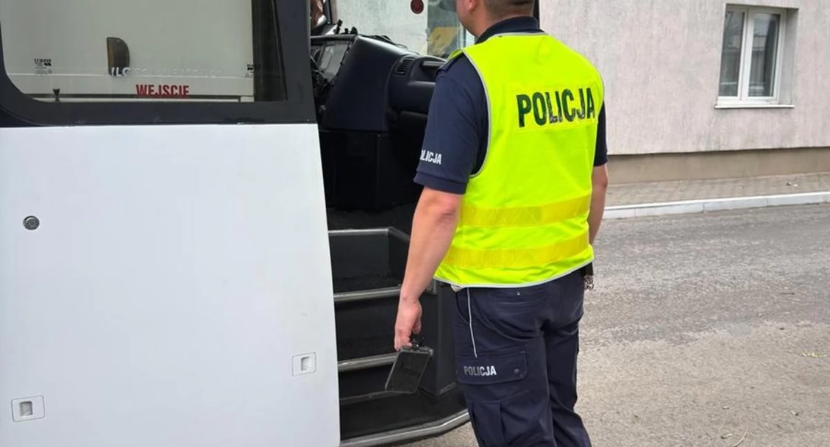 Kontrola autokaru w Osięcinach. Kierowca trzeźwy, pojazd sprawny