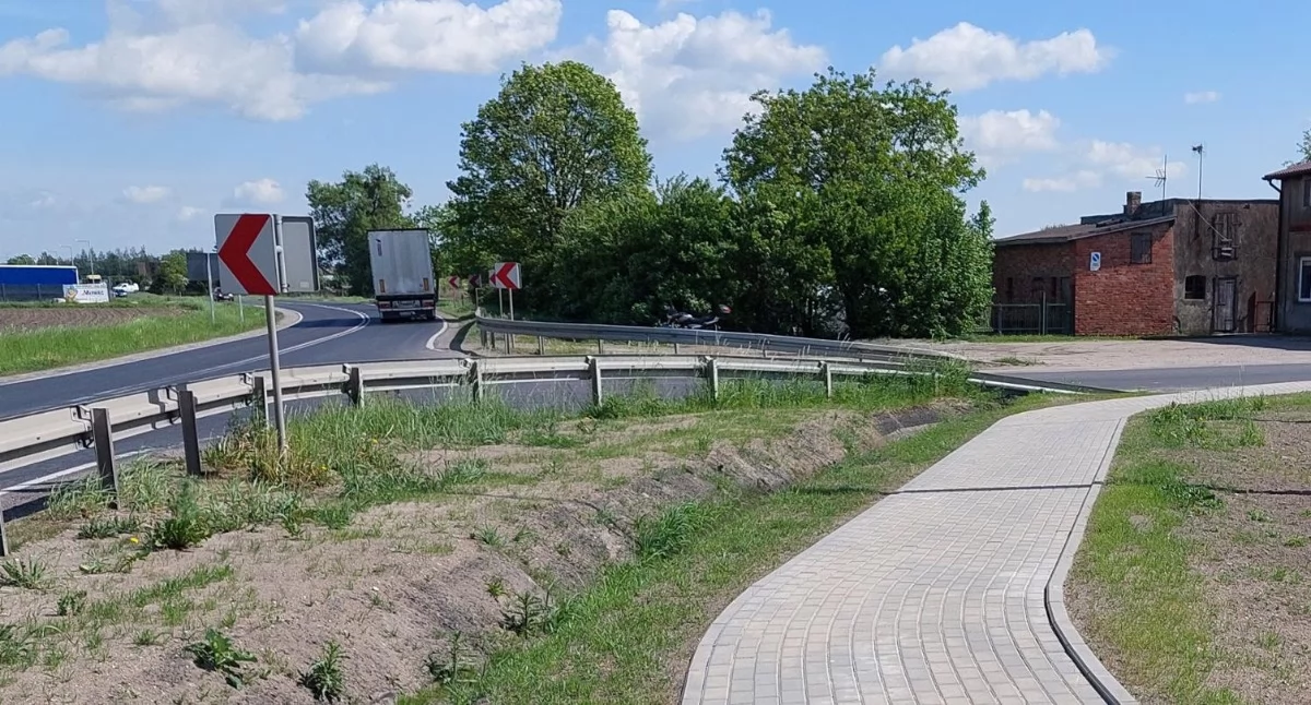 DK15: 1,4 km chodników w Rogówku. Umowa na 3,2 mln zł