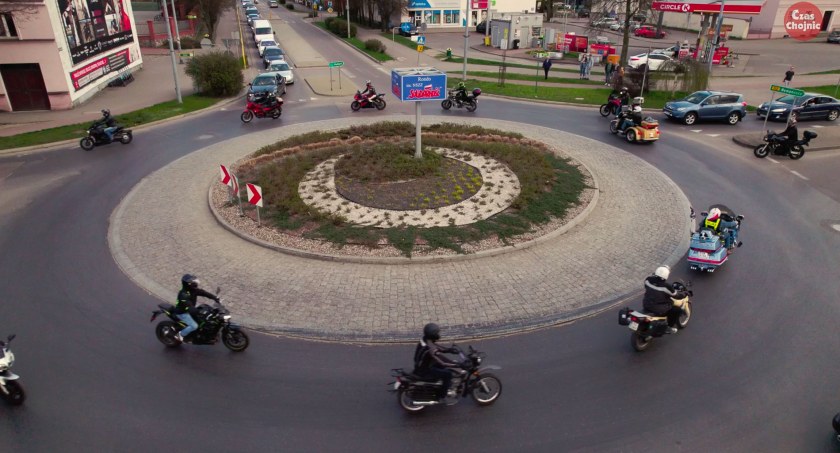 Motocykle są wszędzie! Rozpoczęcie sezonu 2023 w Chojnicach (VIDEO)
