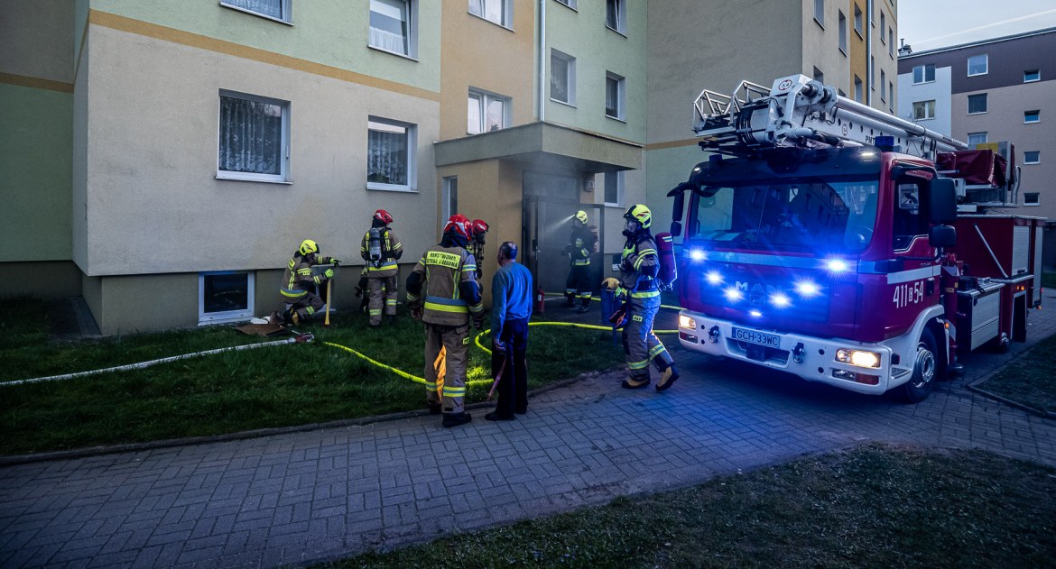 Pożar piwnicy w bloku przy Rzepakowej (FOTO, WIDEO)