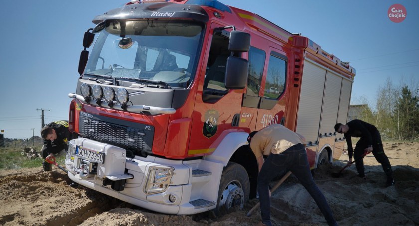 Wóz strażacki w terenie? Zakopaliśmy Volvo FL280 (VIDEO)