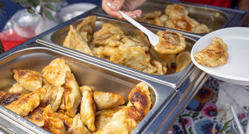 Z pół kilo mąki ulep jak największego pieroga