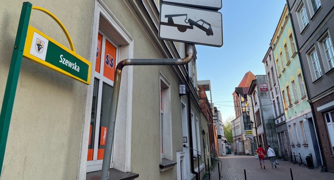 Mieszkanka centrum: Jest zakaz wjazdu, a samochody i tak tu parkują