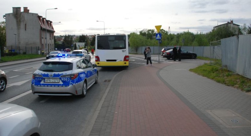 Wczoraj w Chojnicach na skrzyżowaniu Derdowskiego z Zieloną autobus uderzył w osobówkę