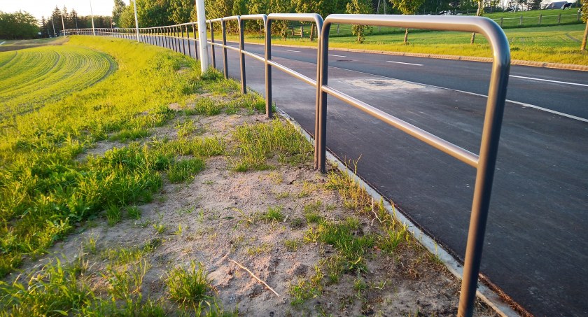 Kilometr metalowych barierek na 2-kilometrowej nowej ulicy Igielskiej. Bezpieczeństwo, czy zbędny wydatek?