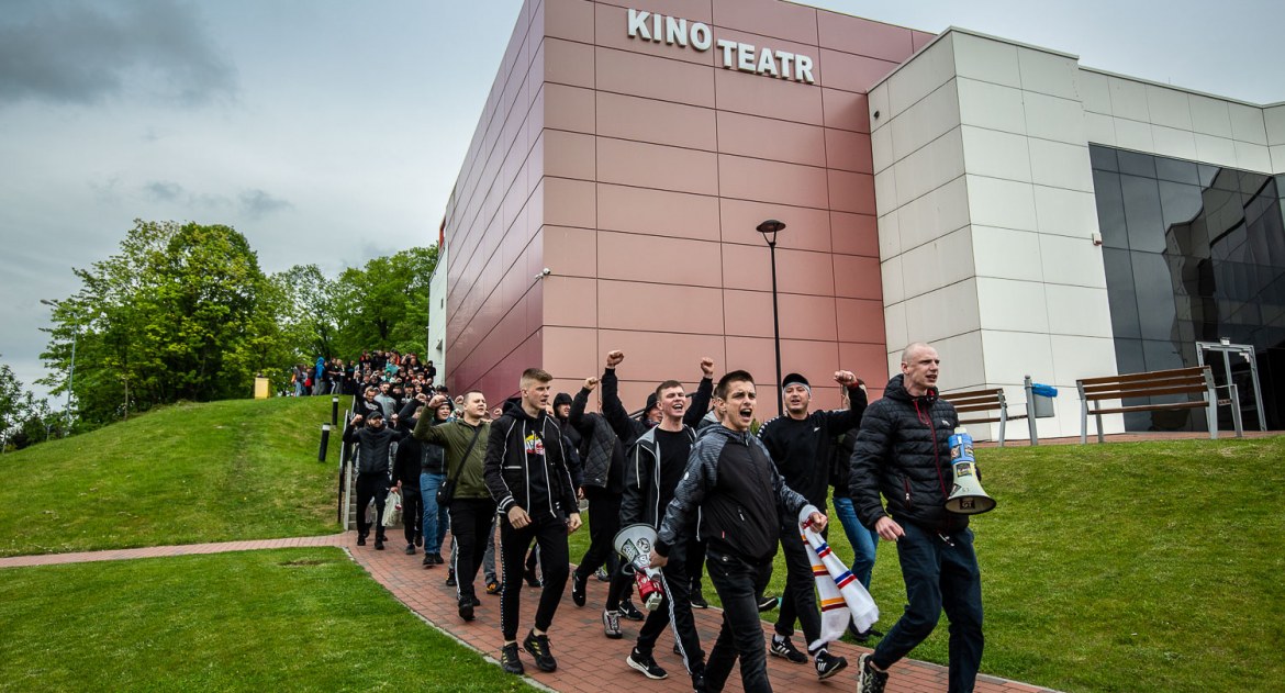 Przemarsz kibiców Chojniczanki przez miasto (FOTO) 