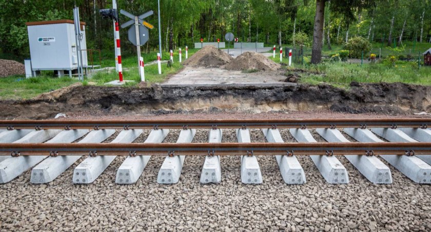 Do kiedy zamknięty będzie przejazd kolejowy w Powałkach?