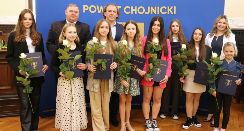 Tancerki ChCK i Piętro Wyżej obdarowane nagrodami starosty