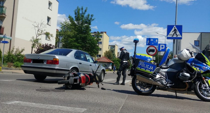 BMW uderzyło w kierującą skuterem