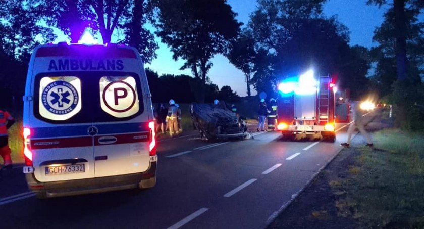Dachowanie osobówki w Łęgu Kolonii
