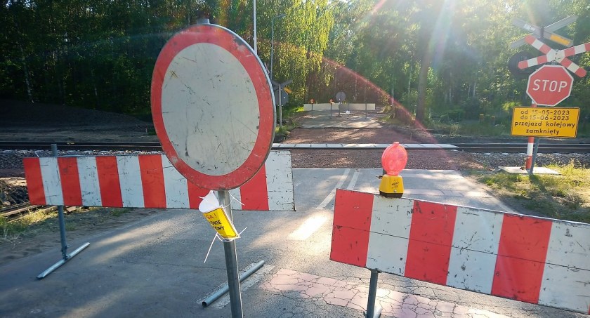 Przejazd kolejowy w Powałkach nadal nieprzejezdny. Do kiedy?