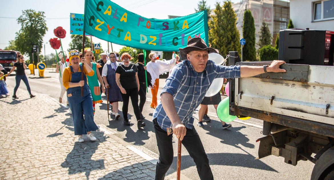 Przemarsz Bajkowych Postaci ulicami Konarzyn (FOTO)