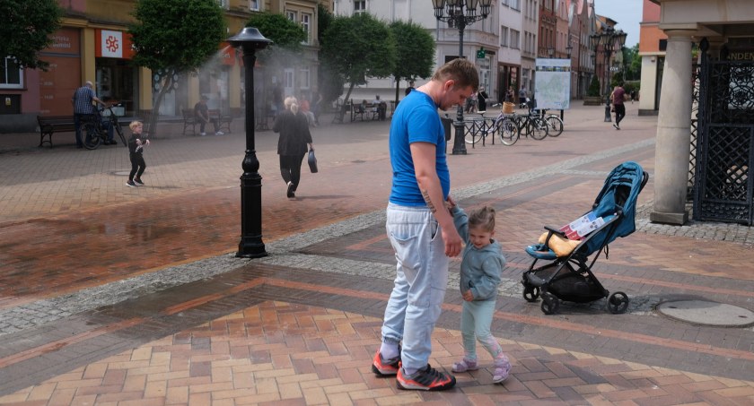 Gorąco? Na Starym Rynku zamontowano zraszacz