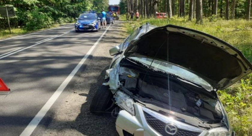 Skręcała w lewo. Wtedy uderzył w nią samochód
