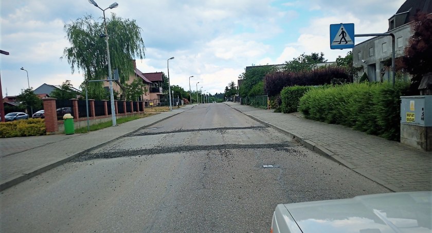Stromy próg spowalniający w końcu zniknął z ulicy Wiśniowej. Czy na zawsze?