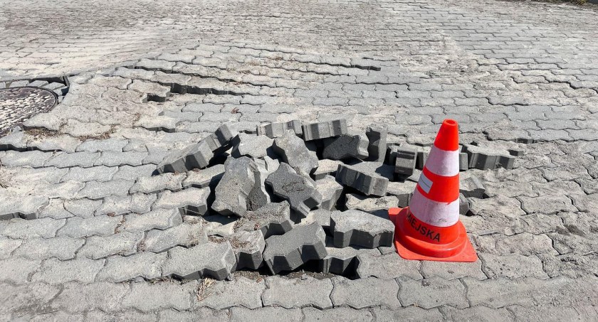 Ulewa zniszczyła polbruk na chojnickim osiedlu
